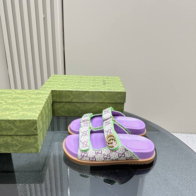 Gucci2024系列gg经典老花布沙滩凉鞋由饰经典gg老花帆布织物面料配双g金属扣作为品牌的标志性象征制作而成打造令人惊艳的作品焕新演绎！ 面料：原版定制进口
